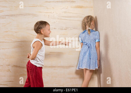 Carino poco bianco i bambini a giocare a casa mentre i genitori non intorno. Foto Stock