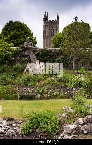 Regno Unito Inghilterra, Dorset, Shaftesbury, le rovine dell'Abbazia, King Alfred ststue e Santa Trinità chiesa ridondanti Foto Stock