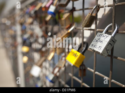 Amore lucchetti su un ponte di Belfast Foto Stock