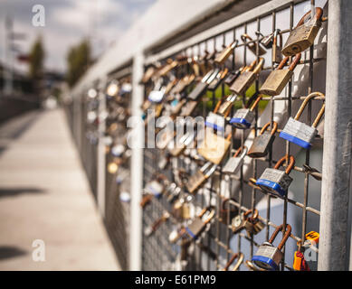 Amore lucchetti sul ponte di Belfast Foto Stock