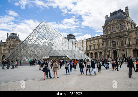 Turisti e visitatori al di fuori del museo del Louvre a Parigi, Francia Foto Stock