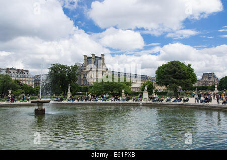 I turisti ed i visitatori al Grand Bassin Rond al Giardino delle Tuileries [Jardin des Tuileries] a Parigi, Francia Foto Stock