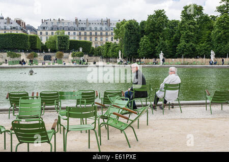 Il sambuco giovane seduto al Grand Bassin ottagonale nel Giardino delle Tuileries [Jardin des Tuileries] a Parigi, Francia Foto Stock