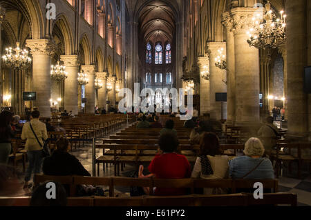 La vista interna della cattedrale di Notre Dame a Parigi, Francia Foto Stock