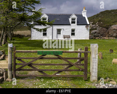 Bella e tradizionale stile lavato bianco cottage con tetto in ardesia, Tokavaig, Isola di Skye, Scotland, Regno Unito Foto Stock
