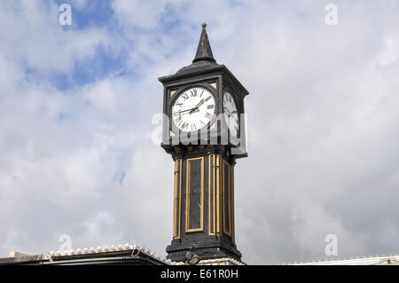 Orologio in ingresso al Molo di Brighton. East Sussex. Regno Unito Foto Stock