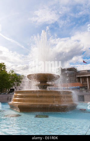 Fontana a Trafalgar Square a Londra, Regno Unito Foto Stock