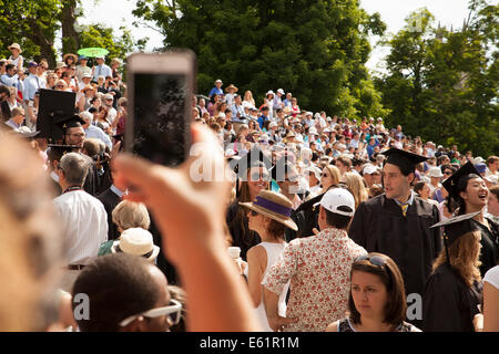 Gli studenti di laurea parade nell'area con posti a sedere prima la loro cerimonia di laurea al Williams College a Williamstown, MA. Foto Stock