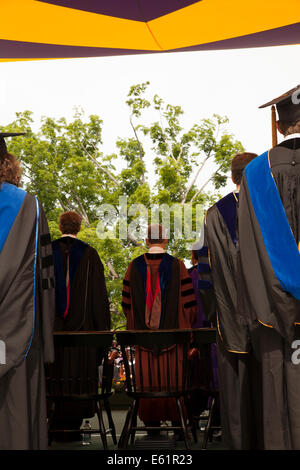 Facoltà e dignitari line up sul palco per la cerimonia di laurea al Williams College a Williamstown, MA. Foto Stock