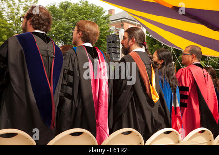 Facoltà e dignitari line up sul palco per la cerimonia di laurea al Williams College a Williamstown, MA. Foto Stock