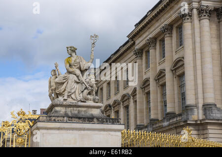 Statua accanto al Golden Gate del Palazzo di Versailles [ Chateau de Versailles ] in Francia Foto Stock