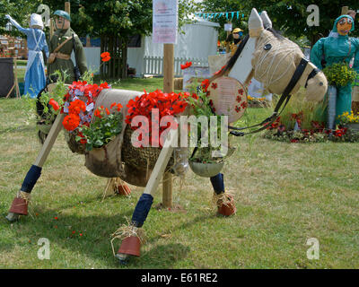 War Horse' vincente entrata da Flamstead fine a scuola di WW1 centenario spaventapasseri in tema di concorrenza a RHS Hampton Court Foto Stock