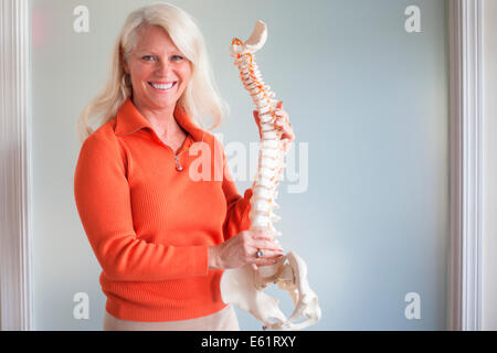 Medico azienda modello di scheletro Foto Stock