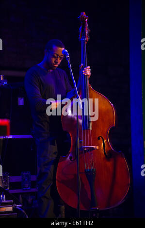 Bass player con Laura Mvula band esibirsi sul palco a Brecon Jazz Festival 2014 Foto Stock