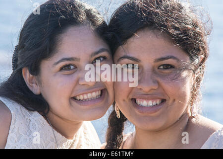 Due adolescenti di età compresa tra le religiose messicane che pongono la guancia a guancia Foto Stock