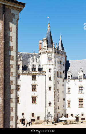 NANTES, Francia - 25 luglio 2014: cortile interno nel Castello dei Duchi di Bretagna a Nantes, Francia. Il castello è servito come il cen Foto Stock