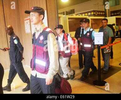 Conakry Guinea. 11 Ago, 2014. Tre malattie cinese esperti di controllo arrivano all'aeroporto di Conakry, capitale della Guinea, 11 Agosto, 2014. Il Servizio Sanitario Nazionale e la pianificazione familiare Commissione (NHFPC) ha annunciato il Sabato che la Cina avrebbe inviato tre squadre di esperti e di forniture mediche per la Guinea, la Liberia e la Sierra Leone per aiutare la prevenzione e il controllo del virus Ebola. Credito: Cellou/Xinhua/Alamy Live News Foto Stock