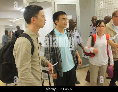 Conakry. 11 Ago, 2014. Tre malattie cinese esperti di controllo arrivano all'aeroporto di Conakry, capitale della Guinea, 11 Agosto, 2014. Il Servizio Sanitario Nazionale e la pianificazione familiare Commissione (NHFPC) ha annunciato il Sabato che la Cina avrebbe inviato tre squadre di esperti e di forniture mediche per la Guinea, la Liberia e la Sierra Leone per aiutare la prevenzione e il controllo del virus Ebola. Credito: Xinhua/Alamy Live News Foto Stock