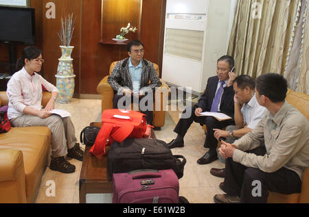 Conakry. 11 Ago, 2014. Tre malattie cinese esperti di controllo (1L, 2L e 1R) arrivano all'aeroporto di Conakry, capitale della Guinea, 11 Agosto, 2014. Il Servizio Sanitario Nazionale e la pianificazione familiare Commissione (NHFPC) ha annunciato il Sabato che la Cina avrebbe inviato tre squadre di esperti e di forniture mediche per la Guinea, la Liberia e la Sierra Leone per aiutare la prevenzione e il controllo del virus Ebola. Credito: Xinhua/Alamy Live News Foto Stock
