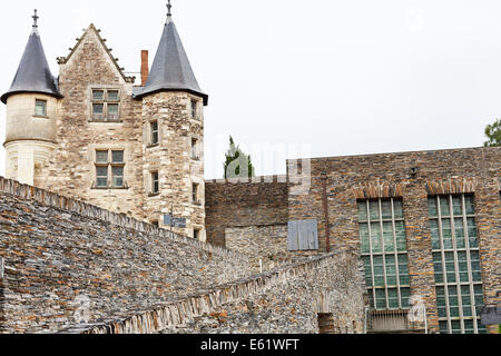 ANGERS, Francia - 28 luglio 2014: palazzo e mura del castello di Angers, Francia. Chateau d'Angers fu fondata nel IX secolo dal Co Foto Stock