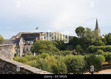 ANGERS, Francia - 28 luglio 2014: giardini ornamentali nel castello di Angers, Francia. Chateau d'Angers fu fondata nel IX secolo da Foto Stock