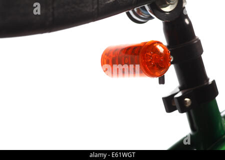 Colpo di colore di una luce rossa sulla coda di una bicicletta. Foto Stock