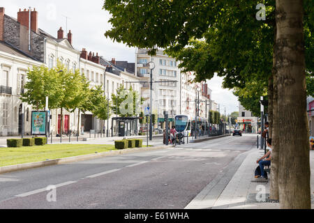 ANGERS, Francia - 28 luglio 2014: Boulevard du Marechal street in Anges, Francia. Angers è una città in Francia occidentale e è la hi Foto Stock