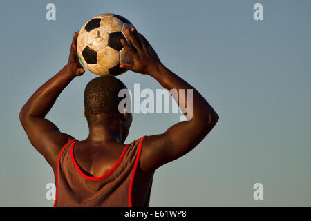 Il calcio è uno sport popolare tra i residenti la Bangweulu Zone umide in Zambia. Foto Stock