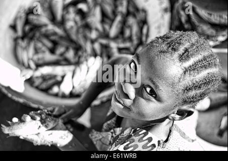 La pesca è la principale attività economica per le famiglie che vivono nel e intorno al Bangweulu zone umide, Zambia, compresi quelli per i bambini. Foto Stock