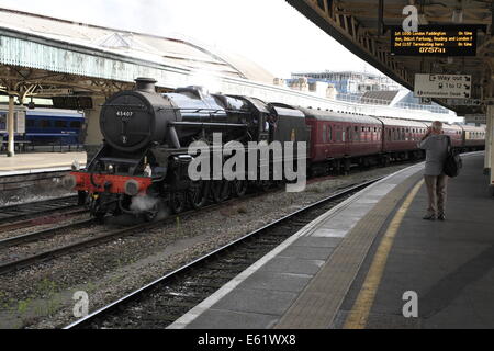 Il vecchio treno spotter fotografando una locomotiva a vapore di testa di un vapore speciale al Temple Meads stazione ferroviaria. Foto Stock