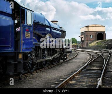 Splendidamente restaurata re Class ex Great Western locomotore ferroviario " King Edward II" n. 6023 parcheggiato a Didcot railway centre Foto Stock