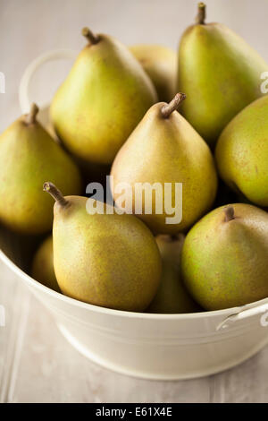 Beurre Hardy pere nel recipiente di smalto Foto Stock