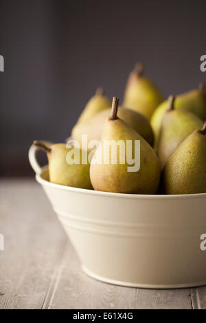 Beurre Hardy pere nel recipiente di smalto Foto Stock