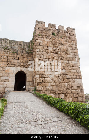 Ingresso all'antico del XII secolo Crusader Byblos castello costruito dal calcare in antichità complesso a Byblos, Libano Foto Stock