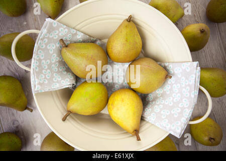 Beurre Hardy pere nel recipiente di smalto Foto Stock