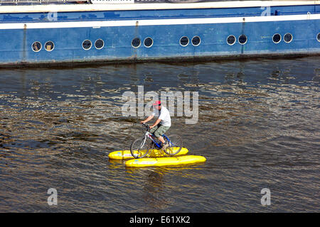 Uomo ceca in bicicletta sulle acque del fiume Moldava bike Praga Repubblica Ceca Foto Stock