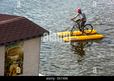 Ciclista uomo in bicicletta sul fiume Moldava, Praga Repubblica Ceca Foto Stock