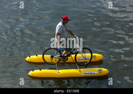 Uomo ceca in bicicletta sulle acque del fiume Moldava bike Praga Repubblica Ceca Foto Stock
