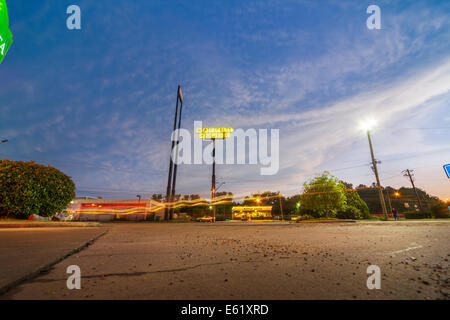 Waffle House Restaurant strada diner di notte il crepuscolo della sera con striature chiare Montgomery in Alabama Interstate Highway mi85 uscita 6 Foto Stock