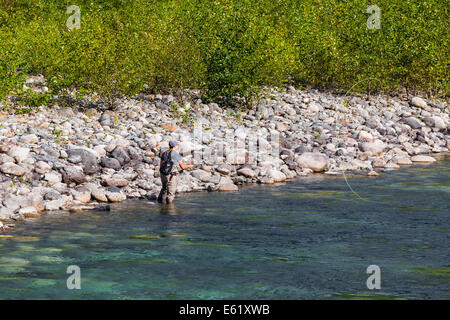 Giovane uomo di Pesca a Mosca Report di Pesca sul fiume coquihalla, nei pressi di speranza, British Columbia, Canada Foto Stock