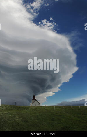 Chiesa in Hellnar sotto vento spettacolare tempesta di panna montata al di sotto del cloud Snaefellsjoekull montagna sulla penisola Snaefellsnes, Islanda, Foto Stock