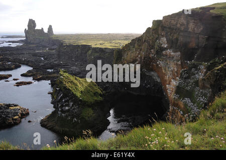 Bird rock a Londrangar sulla penisola Snaefellsnes nel nord dell'Islanda Foto Stock