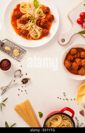 Spaghetti con le polpette di carne con basilico fresco e salsa di pomodoro Foto Stock