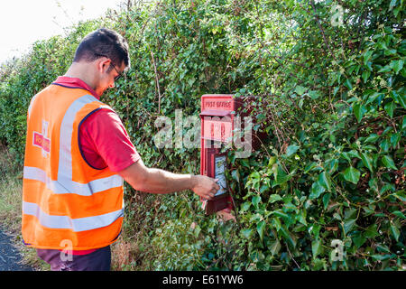 Royal Mail portalettere raccoglie la posta da pilastro rurale box Foto Stock