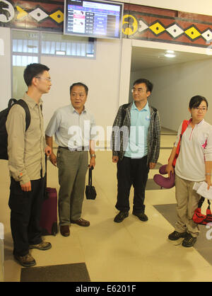 Conakry. 11 Ago, 2014. Tre malattie cinese esperti di controllo (1L, 2R e 1R) arrivano all'aeroporto di Conakry, capitale della Guinea, 11 Agosto, 2014. La Nazionale Cinese per la salute e la pianificazione familiare Commissione (NHFPC) ha annunciato il Sabato che la Cina avrebbe inviato tre squadre di esperti e di forniture mediche per la Guinea, la Liberia e la Sierra Leone per aiutare la prevenzione e il controllo del virus Ebola. Credito: Xinhua/Alamy Live News Foto Stock