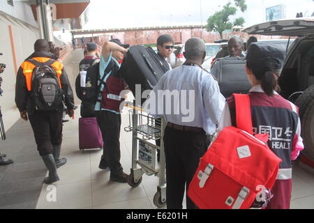 Conakry. 11 Ago, 2014. Tre malattie cinese esperti di controllo arrivano all'aeroporto di Conakry, capitale della Guinea, 11 Agosto, 2014. La Nazionale Cinese per la salute e la pianificazione familiare Commissione (NHFPC) ha annunciato il Sabato che la Cina avrebbe inviato tre squadre di esperti e di forniture mediche per la Guinea, la Liberia e la Sierra Leone per aiutare la prevenzione e il controllo del virus Ebola. Credito: Xinhua/Alamy Live News Foto Stock