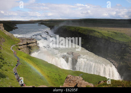Turisti e gode di una vista panoramica di Gullfoss cascata sul fiume Hvita nel sud-ovest dell'Islanda Foto Stock