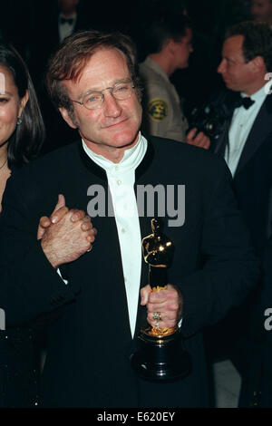 Attore e comico Robin Williams è stato trovato morto nella sua casa in California in un sospetto di suicidio, secondo il Marin County Sheriff di ufficio, era 63. Nella foto: apr. 14, 1998 - Scarborough, North Yorkshire, Inghilterra - Robin Williams con Oscar trofeo e moglie. Foto Stock