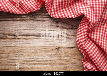 Tovaglia a scacchi sul tavolo di legno Foto Stock