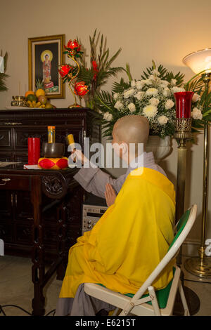 Monaco buddista, femmina monaco, nun mourner, pregando, Vietnamita servizio funebre, Little Saigon, City of Westminster, California, Foto Stock